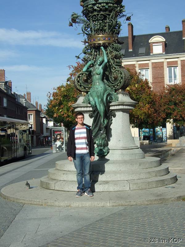 Amiens pomnik z zegarem.JPG