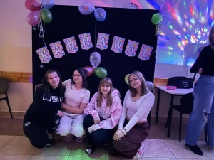 Read more about the article Dyskoteka karnawałowa w internacie – ależ to była zabawa! 