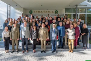 Read more about the article I Konferencja „Kształcenie na rzecz bezpieczeństwa” – współpraca szkoły z Nadwiślańskim Oddziałem Straży Granicznej w przygotowaniu młodzieży do służby 